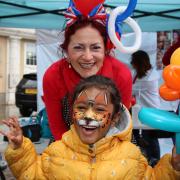 Balloon modeller Lennie Nova poses with a happy customer